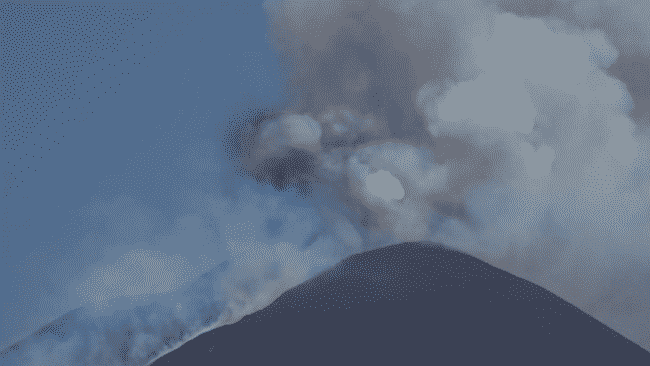 L’Etna riprende a “sbuffare”, nuova violenta eruzione: cenere verso Nord-Est – FOTO e VIDEO