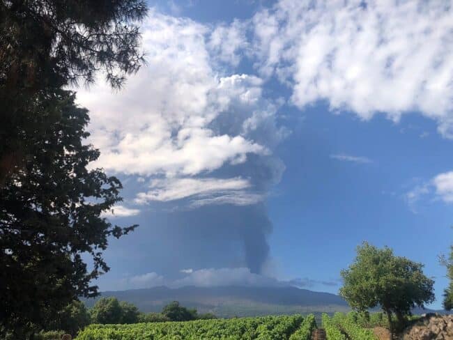 Eruzione Etna, tremore vulcanico su valori molto alti. Ecco dove si disperderà la nube eruttiva: gli aggiornamenti di Ingv