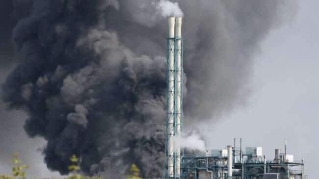 Esplosione in impianto chimico, una nube nera e l’allarme in Germania: feriti e dispersi