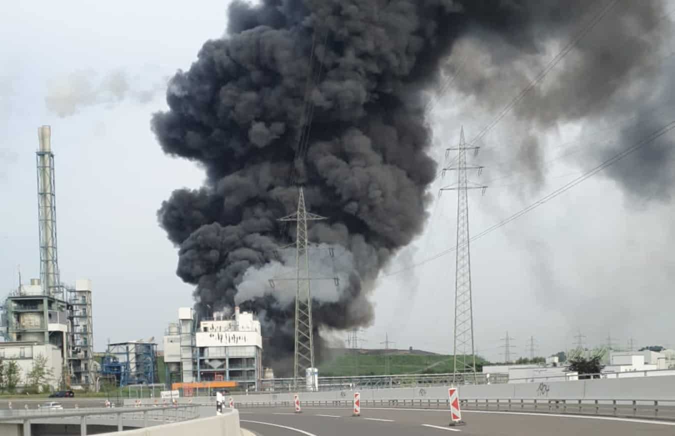 Esplosione in impianto chimico Bayer, si aggrava il bilancio: un morto e 16 persone ferite