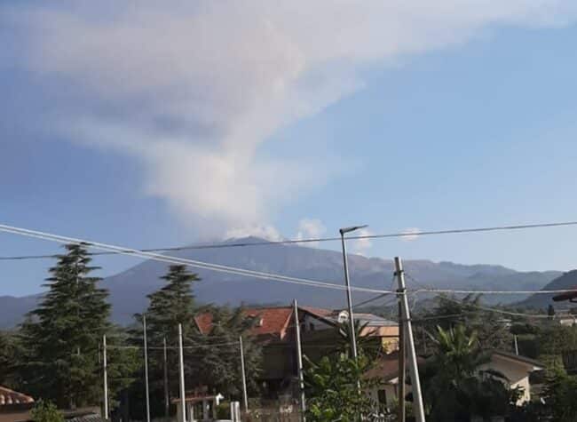 Fortissimi boati, l’Etna “sveglia” Catania e provincia: “Tremano porte e vetri”, torna l’incubo cenere?