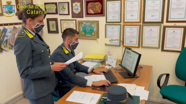 Catania, “falsa” erede prosciuga conti e beni dell’anziana defunta: sequestro di oltre un milione di euro