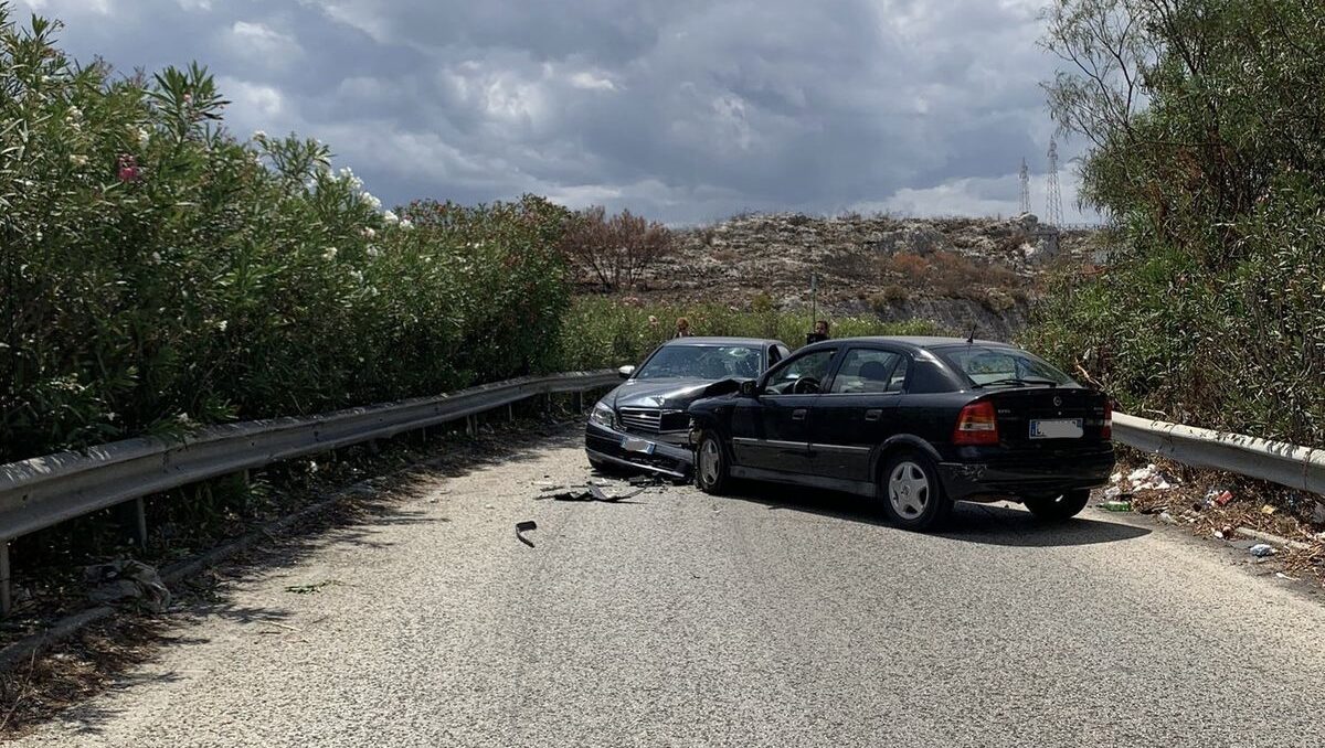 Grave frontale sull’autostrada Siracusa-Catania: 2 feriti e svincolo chiuso al traffico