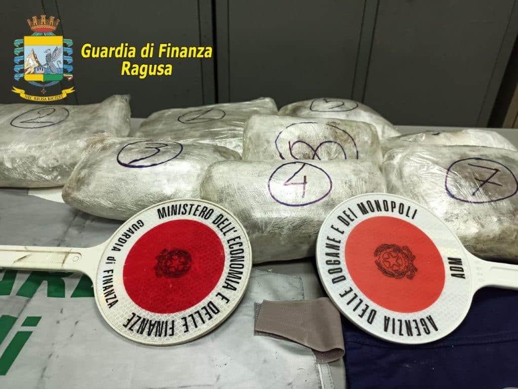 Pusher catanese si imbarca per Malta pronto a “fare” 40mila euro: in valigia oltre 2 chili di marijuana pregiatissima – FOTO
