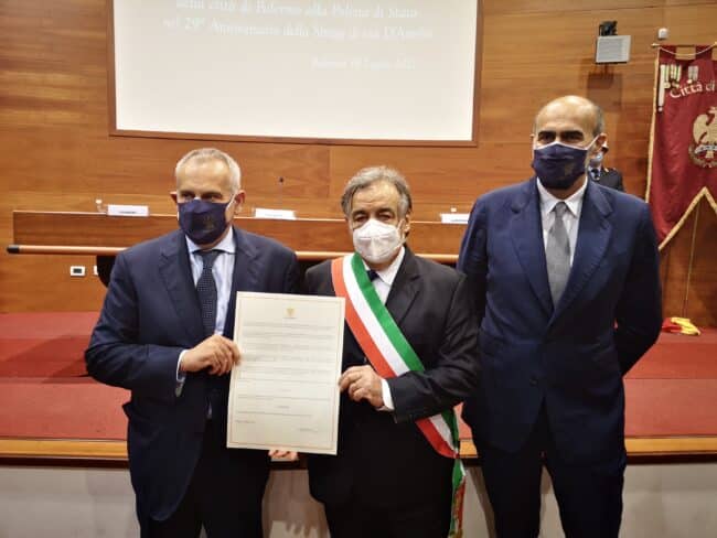 Palermo, conferita la cittadinanza onoraria alla Polizia di Stato: “Grazie a chi mette a rischio propria vita”