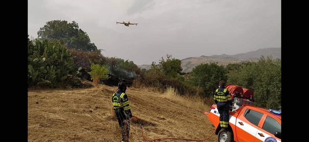 Incendi in Sicilia, volontari aiutano Forestale e vigili del fuoco: interventi anche nel Trapanese – FOTO