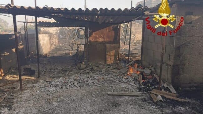 Non solo Catania, giornata di fuoco anche a Siracusa. Incendi da nord a sud: donna intrappolata in una villetta