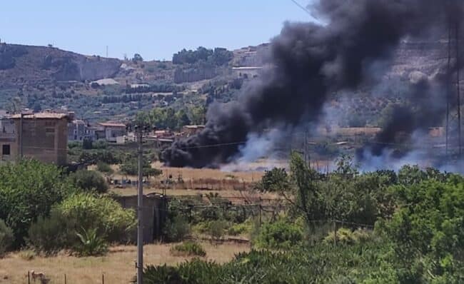 Proseguono gli incendi nell’Isola, in fiamme rifiuti e sterpaglie: vigili del fuoco sul posto