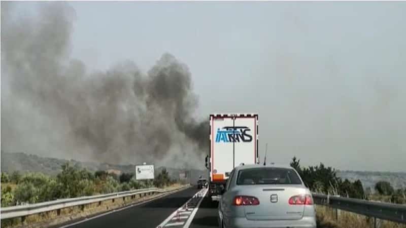Incendio nel Catanese, fumo invade l’Occidentale Etnea: circolazione bloccata