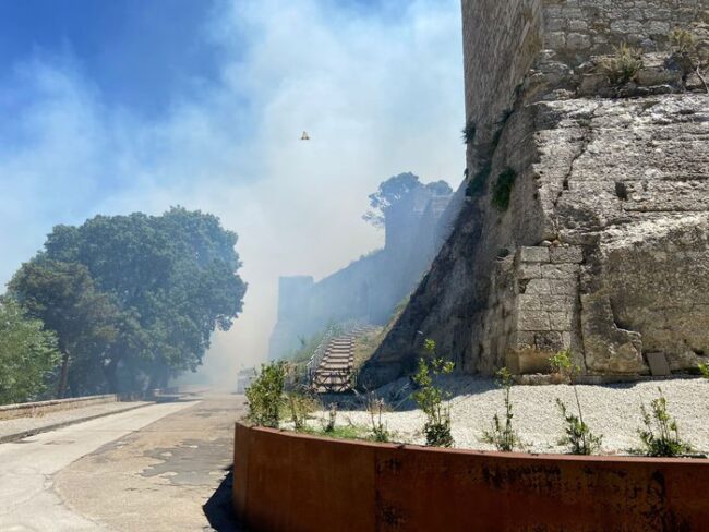 Fiamme “infinite” in Sicilia, i roghi minacciano il Castello di Lombardia: evacuazione per i turisti