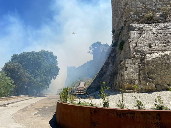 Fiamme “infinite” in Sicilia, i roghi minacciano il Castello di Lombardia: evacuazione per i turisti