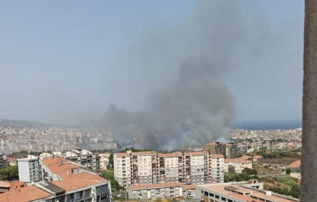 Inferno a Catania, interno quartiere in fiamme. Famiglie evacuate, bambini per strada: 70 richieste in tutta la provincia