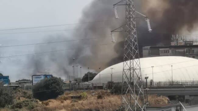 Vasto incendio nel Catanese, fiamme e fumo nero. Il sindaco: “Evitare il transito in zona”
