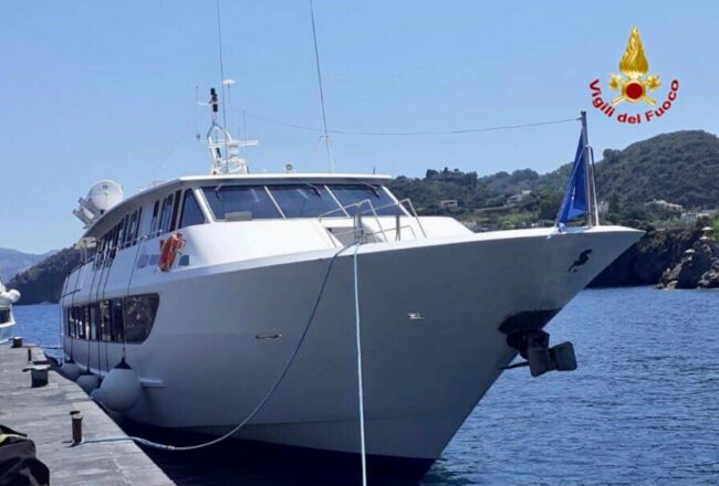 Incendio su motonave diretta alle isole Eolie, paura per 200 turisti: intervengono i vigili del fuoco