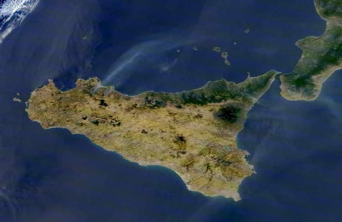 Sicilia massacrata dagli incendi, la foto della NASA fa paura: le colonne di fumo viste dallo spazio