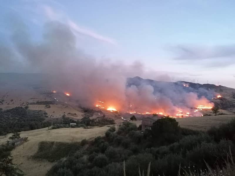 Brucia la Sicilia, gli interventi in provincia di Enna: tra famiglie evacuate, malori e paura