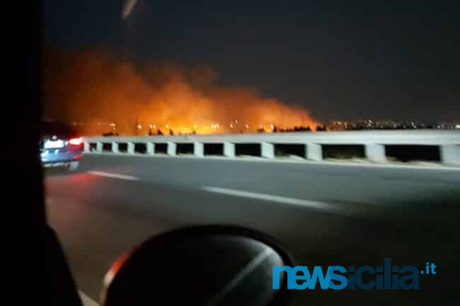 Domenica da “bollino nero” nel Catanese, code su A18 e incendio in Zona Industriale – FOTO