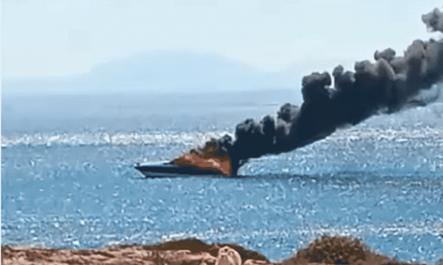 Cabinato a fuoco mentre è ancorato in acqua, a bordo 4 italiani: fumo alto chilometri e fiamme terrificanti