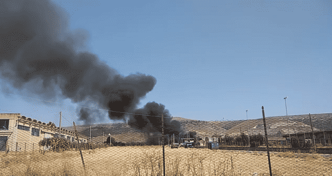 Colonna di fumo nero, in fiamme centro raccolta rifiuti voluminosi: tre squadre di pompieri sul posto