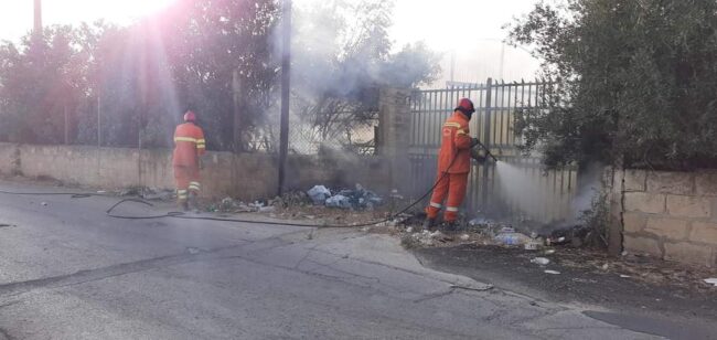 Fiamme alte e fumo tra via Firenze e via XX settembre, preoccupazione per i residenti: vigili del fuoco in azione