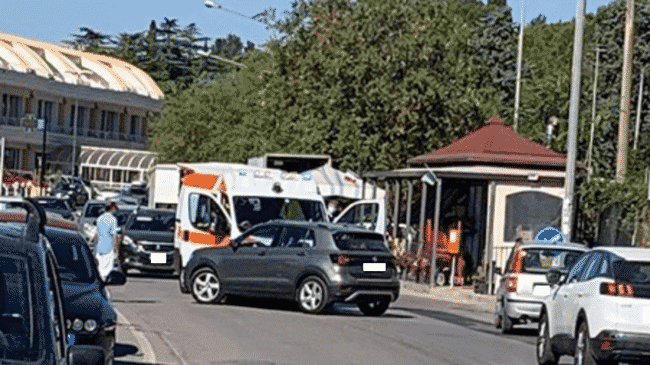 Ambulanza in marcia per soccorrere un ferito, ma si scontra con una macchina: mezzi danneggiati – FOTO
