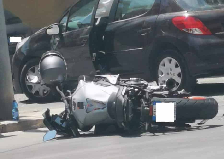 Impatto auto-moto in città, conducente rimane ferito: scatta la corsa in ospedale