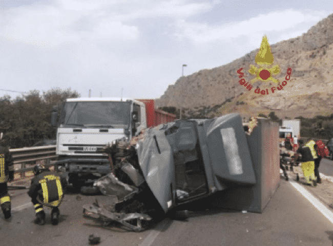 Scontro tra mezzi pesanti sull’A29, camion si ribalta: autista in codice rosso, traffico in tilt