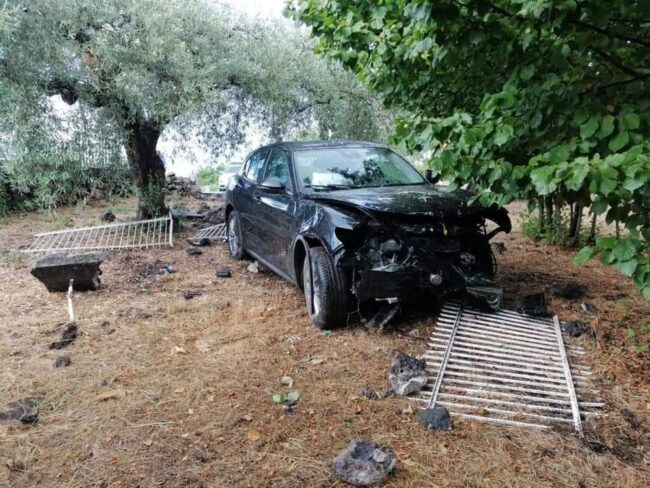Terribile incidente nel Catanese, auto fuori strada abbatte un muro: grave un passeggero – FOTO
