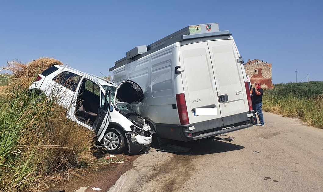 Terribile scontro auto-furgone, due persone rimangono ferite: disposto il trasporto in ospedale