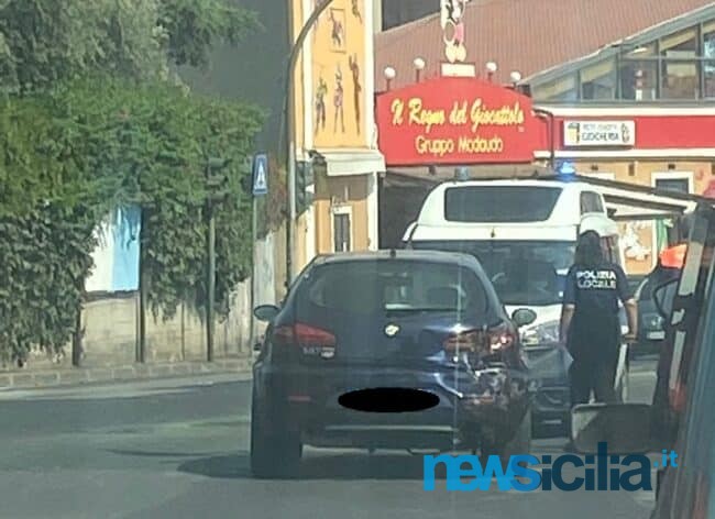 Incidente in via Passo Gravina, furgoncino contro Alfa: feriti e traffico bloccato