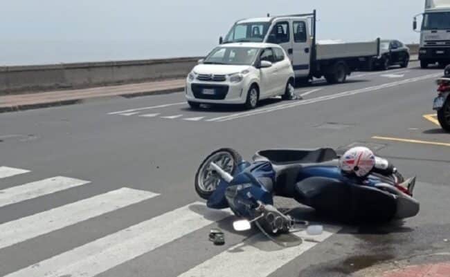 Brutto incidente sul lungomare, centauro centra auto e striscia per diversi metri: trasportato al Policlinico