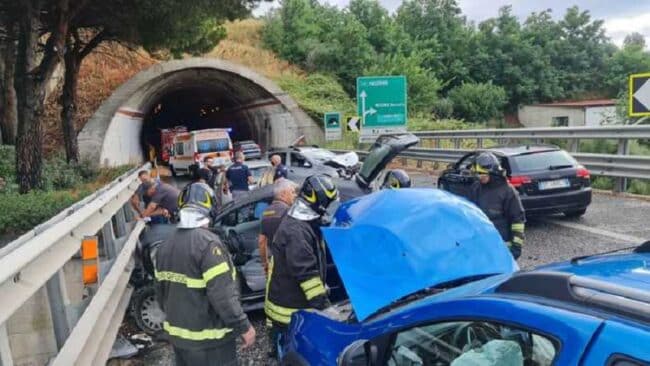 Incidente a catena in Tangenziale, asfalto bagnato e diversi feriti. Traffico paralizzato
