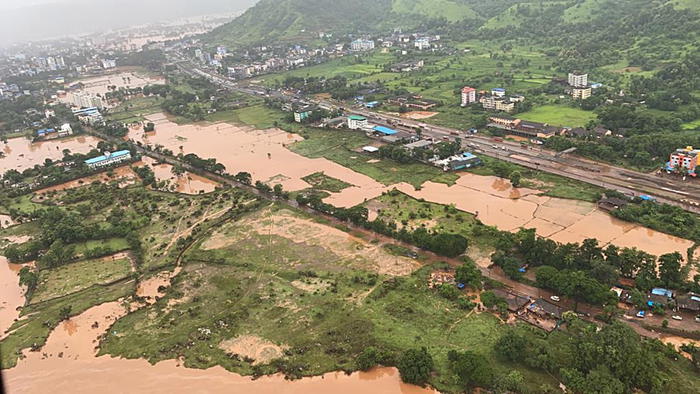 Massi crollano dalla montagna e travolgono auto, morti 9 turisti: frana causata dalle piogge
