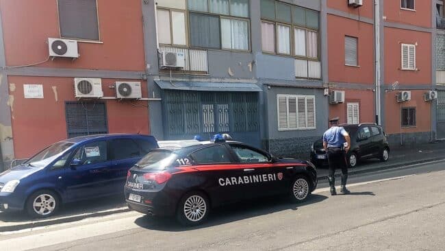 Dramma a Catania, la lite con la moglie e il lancio nel vuoto: uomo salvato due volte dalla morte