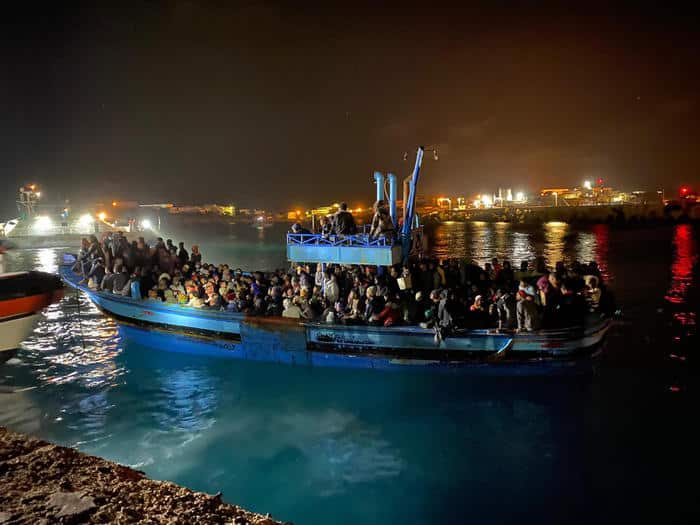 Ennesimo sbarco notturno a Lampedusa, 296 migranti soccorsi e salvati dalla Guardia Costiera