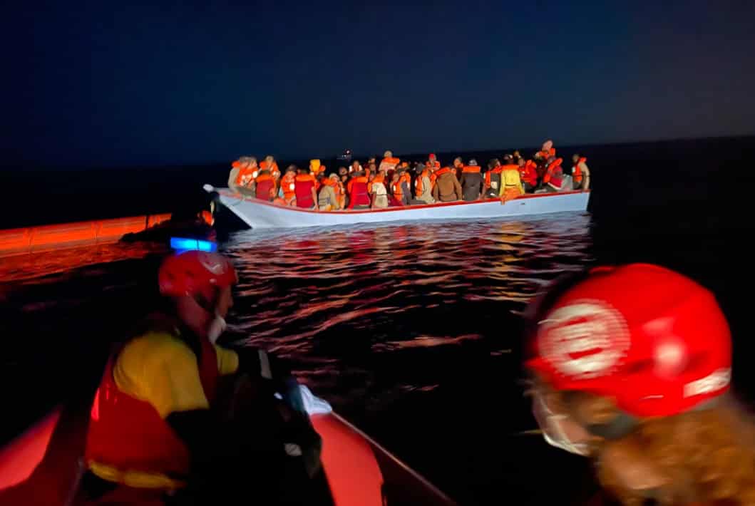 Migranti, barchino in difficoltà poco distante da Lampedusa: a bordo anche donne incinte e bambini
