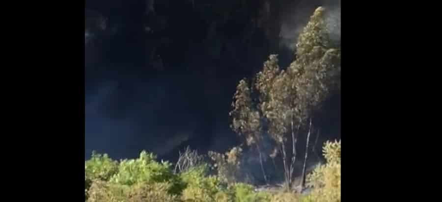 Vasto incendio minaccia le abitazioni, evacuati i palazzi: le fiamme si avvicinano a un deposito di gas – il VIDEO
