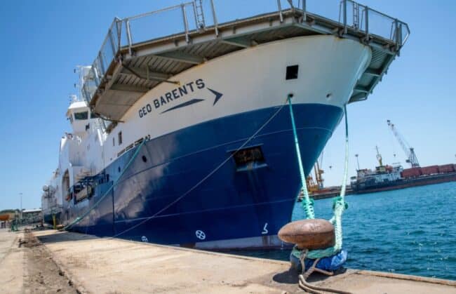 Migranti, iniziato lo sbarco dalla Geo Barents: nelle prossime ore il trasferimento al centro di accoglienza