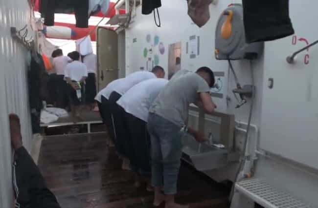 Situazione difficile sulla Ocean Viking, migrante si getta in mare. “Serve una soluzione, tanti casi di disagio psicologico” – VIDEO