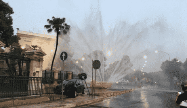 Condotto dell’acqua si spacca, il getto sbalza via un’auto che finisce contro un palo: traffico in tilt