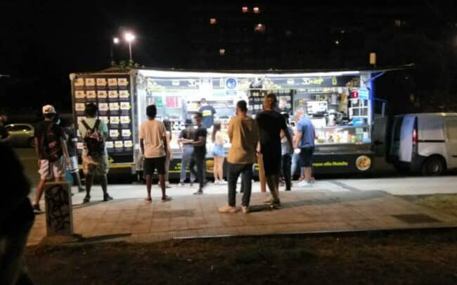 Catania a ferro e fuoco, la polizia municipale “punisce” paninaro ed esercizi irrispettosi delle norme anti-Covid