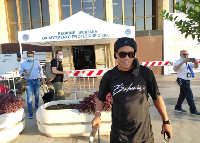 Ronaldinho arriva in Sicilia, l’ex stella di Barcellona e Milan sarà premiata a Taormina
