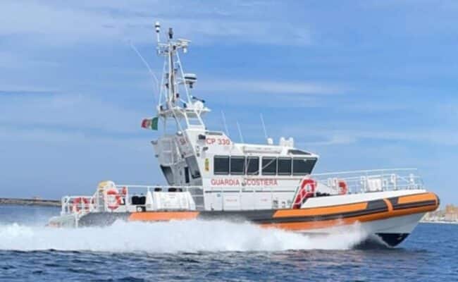 Momenti di paura a mare, moto d’acqua si ribalta improvvisamente: soccorsi un uomo e una donna