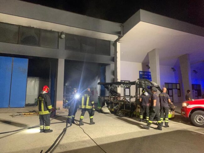 Fiamme nella notte, distrutto trenino turistico: esclusa mano dolosa, indagini in corso