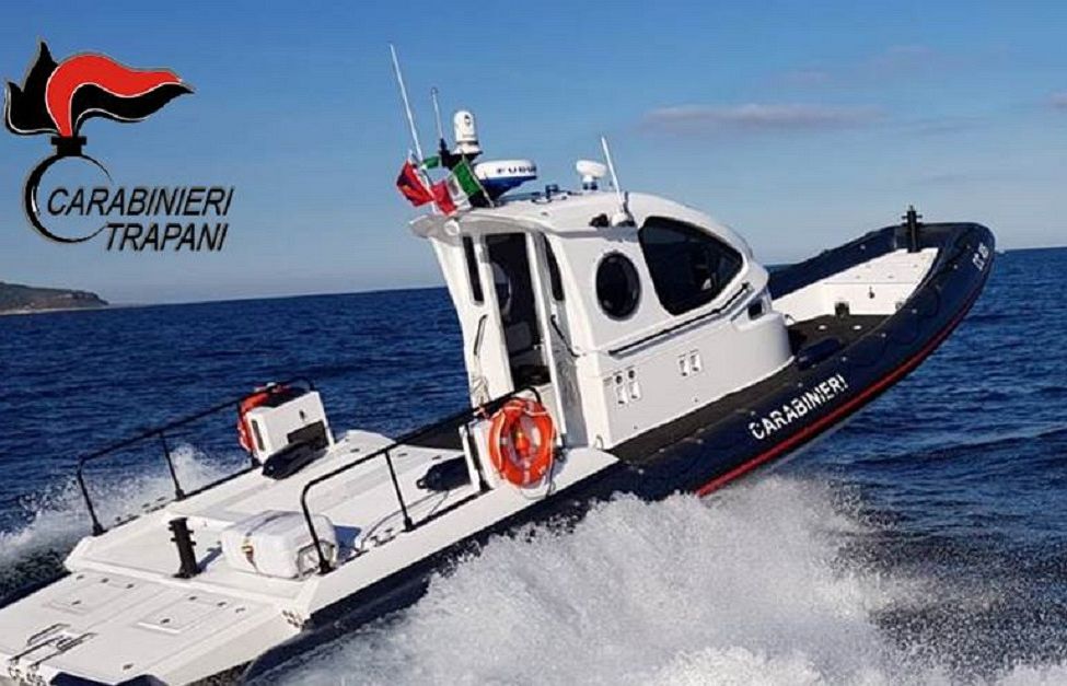 Bloccati in mare dalla corrente durante una gita in barca: turisti salvati dai carabinieri