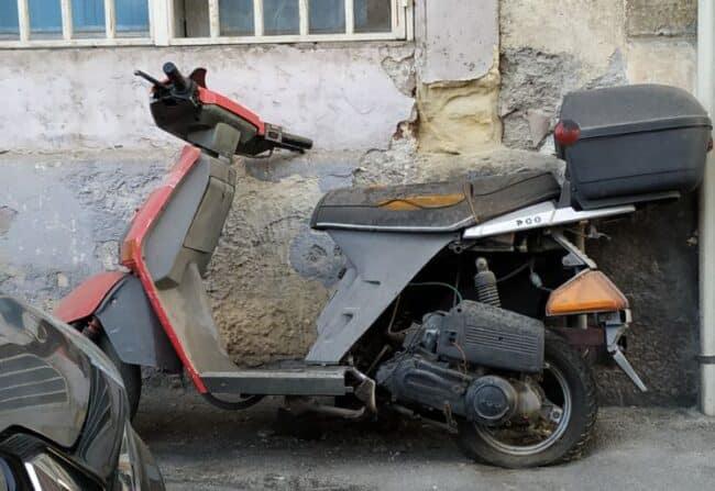 Catania, oltre 400 ciclomotori abbandonati nel quartiere Borgo-Sanzio. La denuncia del Comitato Cittadino Vulcania