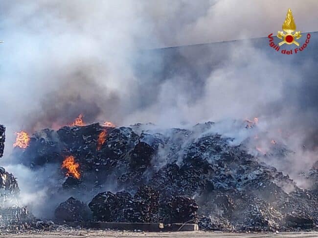 Incendio in provincia di Catania, colpiti capannone e aree esterne: le IMMAGINI dello spegnimento – FOTO e VIDEO