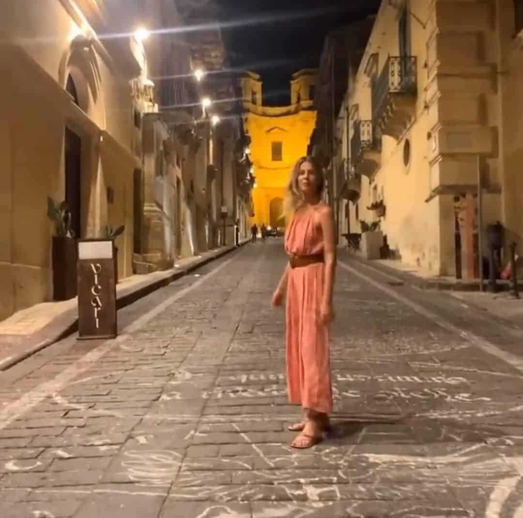 Il fascino della Sicilia incanta anche i Vip: vacanza a Noto per Alessia Marcuzzi
