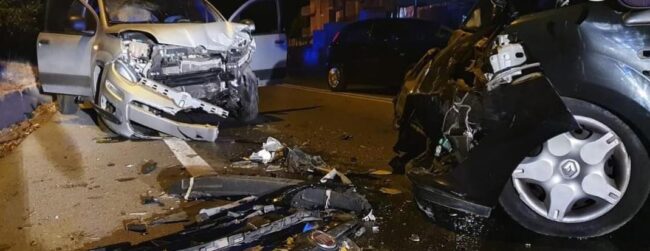 Schianto frontale nella notte, feriti 4 giovani: trasportati in Pronto Soccorso, si indaga sul loro stato psicofisico