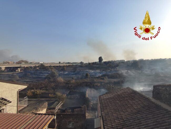 Catania, ecco come si sono generate le fiamme di ieri: la RICOSTRUZIONE dell’inferno etneo – FOTO